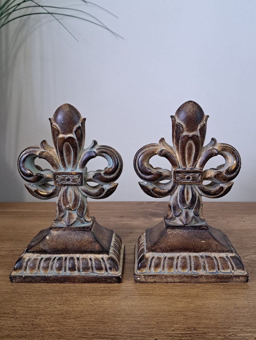 Vintage Fleur De Lis Bookends Pair Rustic Distressed Shabby Chic Heavy Brown